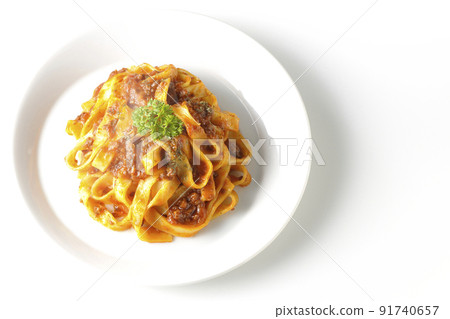在白色背景上鳥瞰熱肉醬，通常與扁平的意大利面和番茄醬糾纏在一起。 91740657
