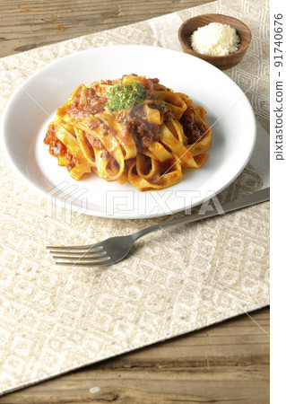 熱肉醬配意大利面和番茄醬,搭配帕爾馬干酪 熱肉醬配意大利面和番茄醬,搭配帕爾馬干酪 91740676