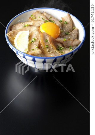 切檸檬和蛋黃的熱豬肉碗，黑色背景中的烤肉碗 91741139