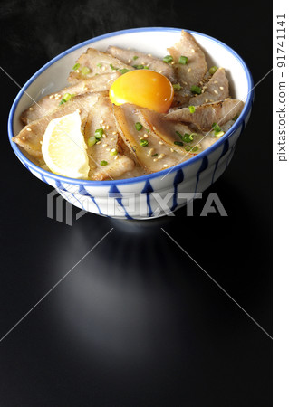 切檸檬和蛋黃的熱豬肉碗，黑色背景中的烤肉碗 91741141