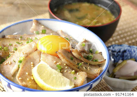 熱豬肉碗配檸檬和蛋黃、烤肉碗和蘿蔔新香和味噌湯 91741164