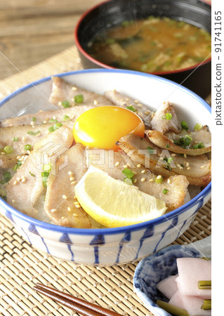 Hot pork bowl with cut lemon and egg yolk, grilled meat bowl and turnip new incense and miso soup Hot pork bowl with cut lemon and egg yolk, grilled meat bowl and turnip new incense and miso soup 91741165