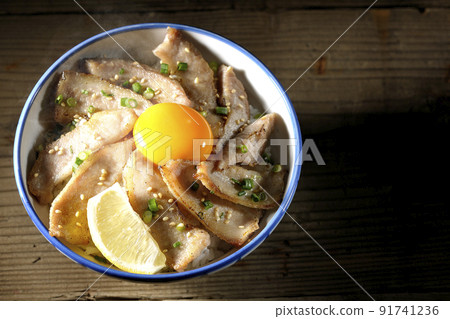 鳥瞰切開檸檬和蛋黃的熱豬肉碗和烤肉碗 鳥瞰切開檸檬和蛋黃的熱豬肉碗和烤肉碗 91741236