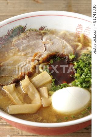 熱豬骨醬油拉麵配大叉燒、面麻、煮雞蛋、萬能洋蔥和辣味噌 熱豬骨醬油拉麵配大叉燒、面麻、煮雞蛋、萬能洋蔥和辣味噌 91741330