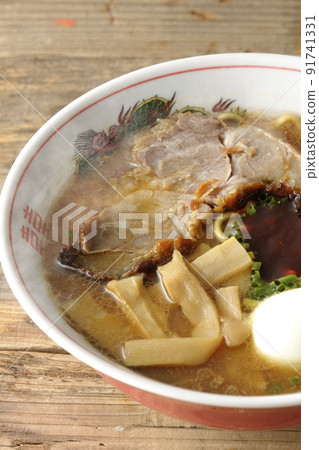 熱豬骨醬油拉麵配大叉燒、面麻、煮雞蛋、萬能洋蔥和辣味噌 熱豬骨醬油拉麵配大叉燒、面麻、煮雞蛋、萬能洋蔥和辣味噌 91741331