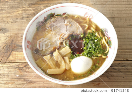 大叉燒、面麻、煮雞蛋、萬能洋蔥和辣味噌熱豬骨醬油拉麵鳥瞰圖 91741348