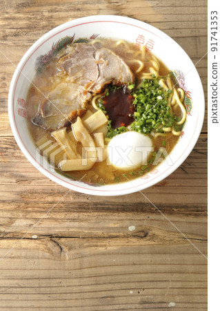 A bird's-eye view of hot pork bone soy sauce ramen with big char siu, menma, boiled egg, all-purpose onion and spicy miso A bird's-eye view of hot pork bone soy sauce ramen with big char siu, menma, boiled egg, all-purpose onion and spicy miso 91741353