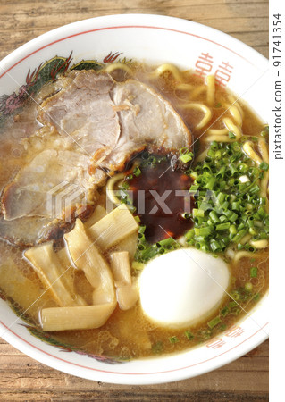 A bird's-eye view of hot pork bone soy sauce ramen with big char siu, menma, boiled egg, all-purpose onion and spicy miso A bird's-eye view of hot pork bone soy sauce ramen with big char siu, menma, boiled egg, all-purpose onion and spicy miso 91741354