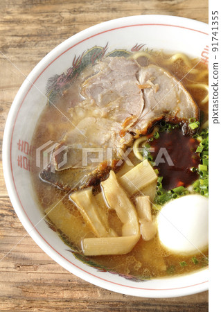 A bird's-eye view of hot pork bone soy sauce ramen with big char siu, menma, boiled egg, all-purpose onion and spicy miso A bird's-eye view of hot pork bone soy sauce ramen with big char siu, menma, boiled egg, all-purpose onion and spicy miso 91741355