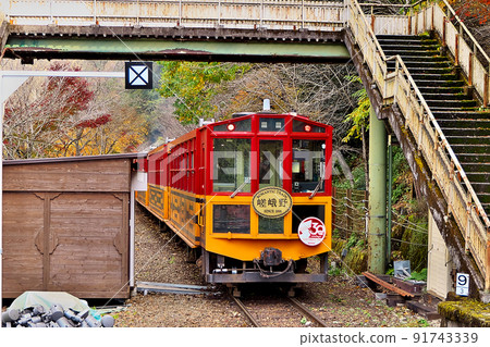 嵯峨野觀光鐵道無軌電車最後一輛車從無軌電車保津京站出發 91743339