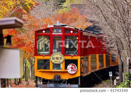 從電車保津京站出發的嵯峨野觀光鐵道電車前往嵐山 91743340