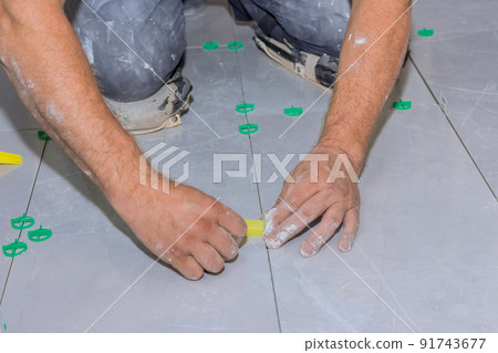 Bathroom tile leveling system with plastic clips and wedges 91743677