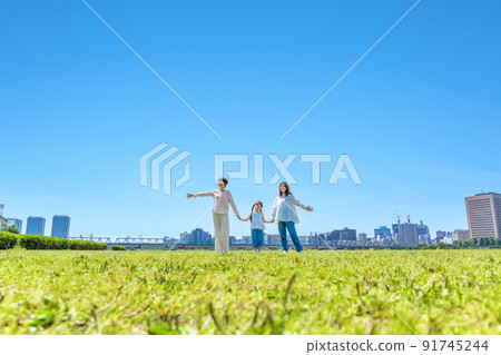 Grandmother, mother, and child holding hands and taking deep breaths: three generations of a family 91745244