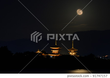 Yakushiji Temple and the Moon 91747157