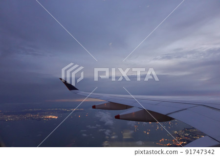 Wing of aircraft flying above the clouds 91747342