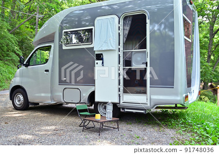 輕鬆的汽車露營與新鮮綠色的露營車 輕鬆的汽車露營與新鮮綠色的露營車 91748036