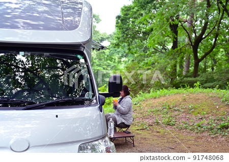 一個可以輕鬆享受露營車的女性 91748068