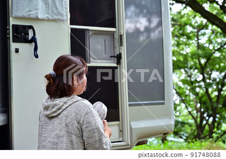 Summer camp with a camper van Solo can girls who survive the heat with a fan Summer camp with a camper van Solo can girls who survive the heat with a fan 91748088