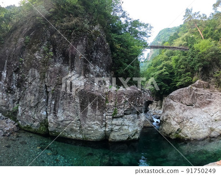 非常大的岩石、吊橋和清澈的水 91750249