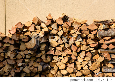 一堆柴火堆起來了 91752122