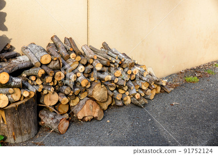 一堆柴火堆起來了 91752124