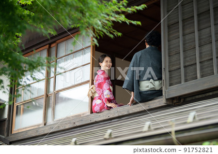 坐在窗邊的浴衣男女 91752821