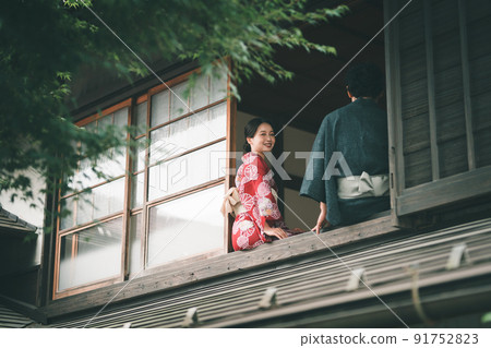 坐在窗邊的浴衣男女 91752823