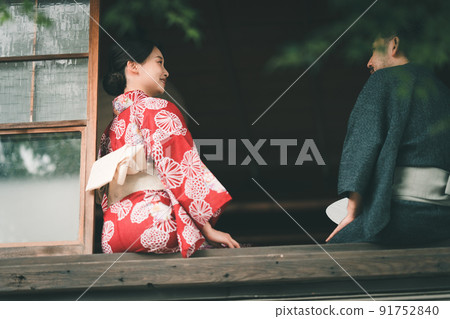 坐在窗邊的浴衣男女 91752840