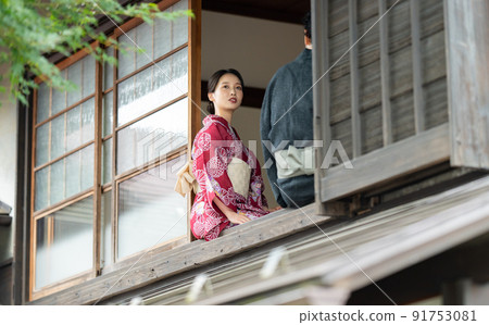 坐在窗邊的浴衣男女 91753081