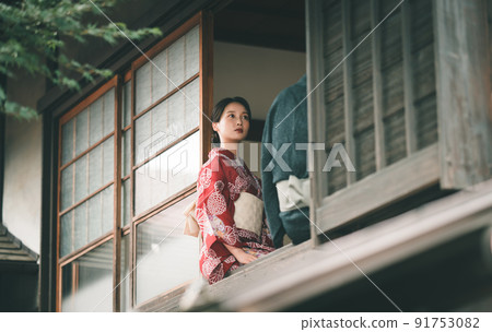 坐在窗邊的浴衣男女 91753082