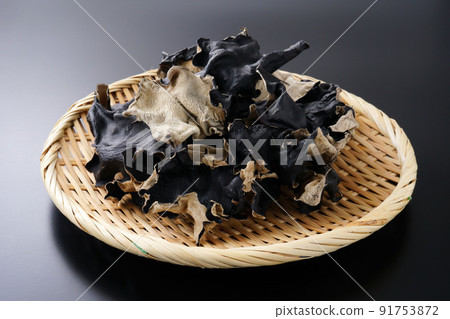 Dried chestnut Dried chestnut 91753872