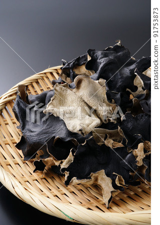 Dried chestnut 91753873