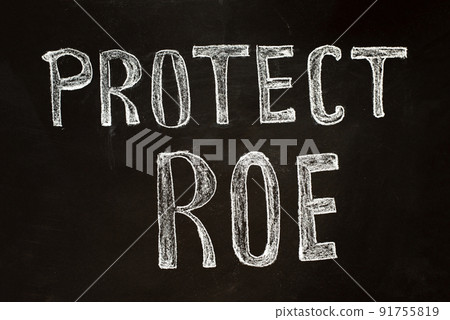 Feminist women fight for their rights. U.S. court overturns abortion law. A wave of protests in the U.S 91755819