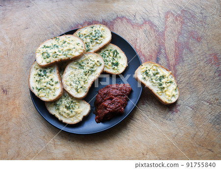 Cheese toasts in a black plate 91755840