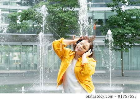 Happy curvy woman in city Happy curvy woman in city 91757655