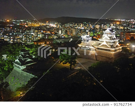 被照亮的熊本城城堡塔的長焦鳥瞰圖 被照亮的熊本城城堡塔的長焦鳥瞰圖 91762734