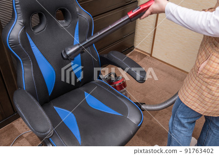 [Middle housewife cleaning a gaming chair with a cyclone cleaner] 91763402