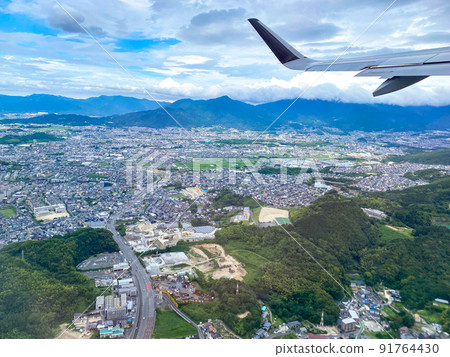 從福岡機場起飛後立即從機艙看到的海鎮鳥瞰圖 91764430