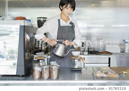 沖泡咖啡館咖啡的女性工作人員 沖泡咖啡館咖啡的女性工作人員 91765528