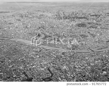 The lower reaches of the Arakawa River and the buildings in the city center that can be seen from the cabin before landing at Haneda 91765772
