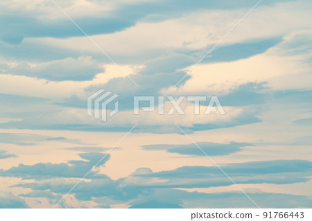 在 b-3 層中重疊的雲的背景材料添加了暖色 在 b-3 層中重疊的雲的背景材料添加了暖色 91766443