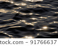 The sea surface where the setting sun shines 91766637