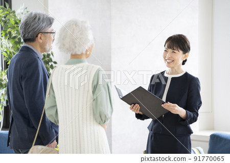 Senior couple and middle-aged saleswoman Senior couple and middle-aged saleswoman 91770065