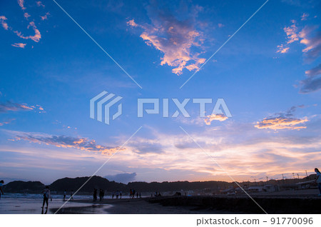 The sea of Kamakura and purple light 91770096