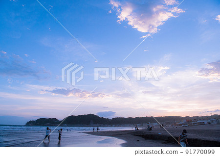 The sea of Kamakura and purple light 91770099