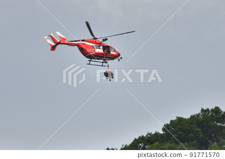 山地救援直升機 提升和運送生病的登山者 91771570