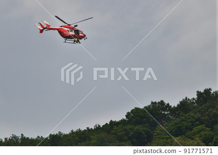 山地救援直升機 提升和運送生病的登山者 山地救援直升機 提升和運送生病的登山者 91771571