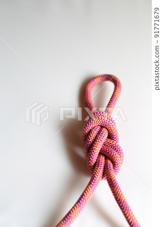 Figure-eight knot for mountaineering, camping and outdoor activities Figure-eight knot for mountaineering, camping and outdoor activities 91771679