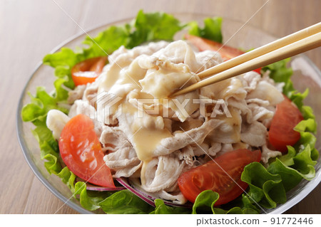 Cold shabu-shabu salad with pork roses 91772446