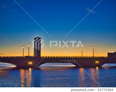 新潟市萬代橋的黎明 91772884